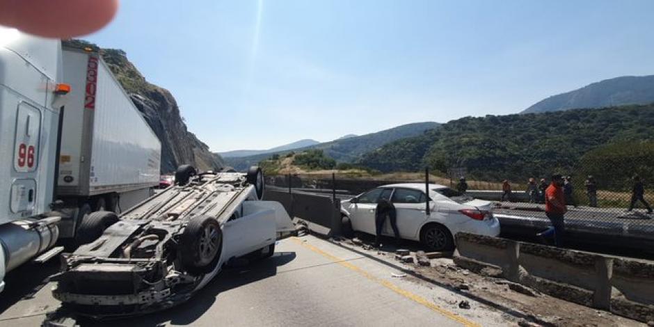 Un tráiler volcó el auto en el que viajaba sobre la autopista México-Querétaro