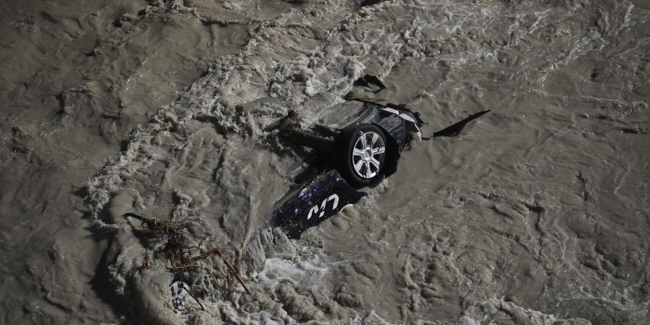 Automóvil semisumergido durante las inundaciones, en el sureste de Francia, el 5 de octubre de 2020.