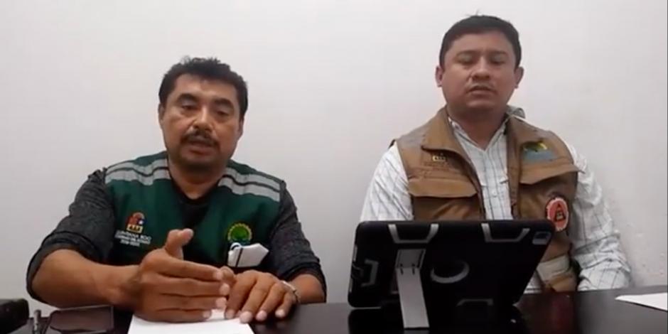 El coordinador de Protección Civil de Quintana Roo y un traductor, en un mensaje a comunidades indígenas