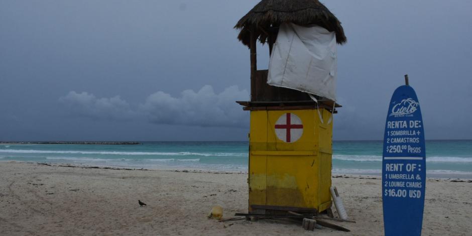 En la zona hotelera de Cancún ya se preparan para la entrada del huracán "Delta", el cual según las autoridades tocará tierra las primeras horas del miércoles.