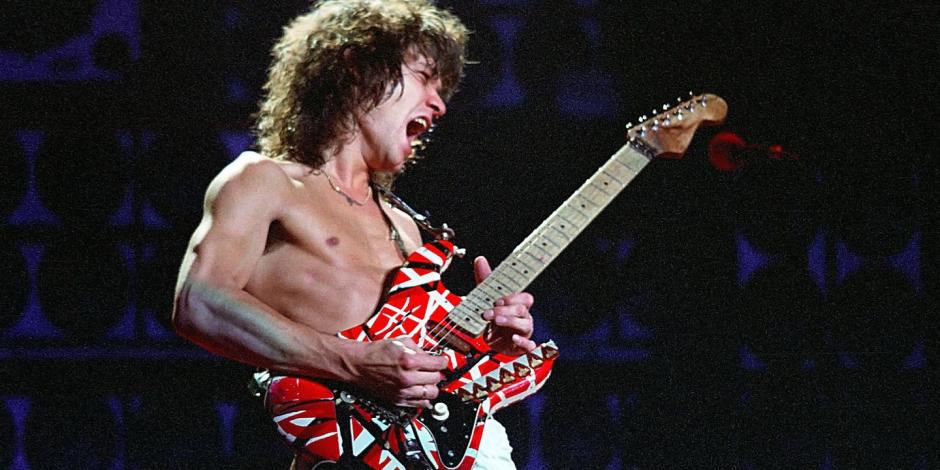 Eddie Van Halen tocando su famosa guitarra "Frankenstein".