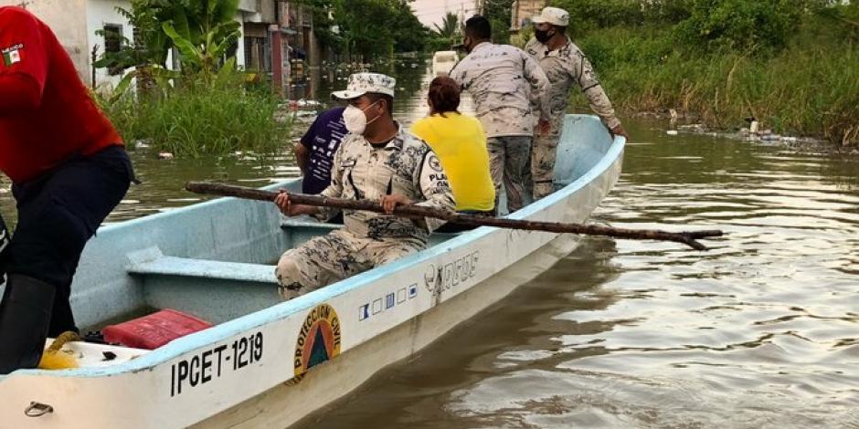 La Guardia Nacional auxilia en el rescate de personas afectadas por las lluvias.