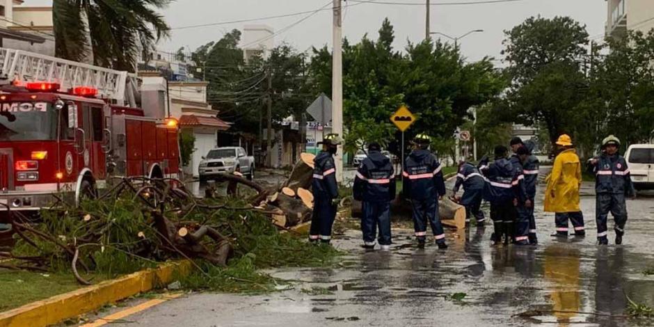 Bomberos y personal de Protección Civil atienden las primeras afectaciones por el impacto del huracán "Delta".