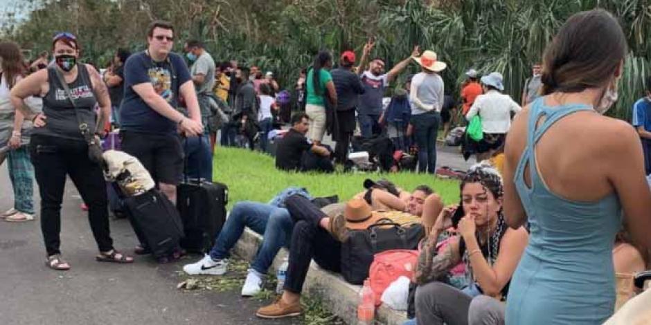 Cientos de turistas esperan a que reanuden vuelos en la región tras el impacto del huracán.