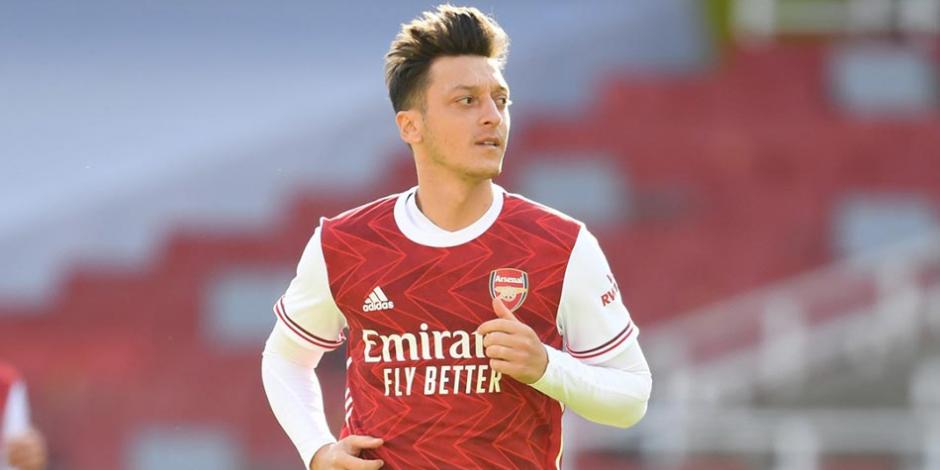 Mesut Özil no juega con el Arsenal desde que se reanudó la Europa League.