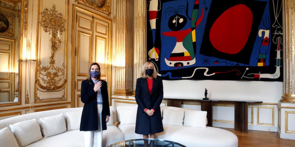 La esposa del Presidente López Obrador y Brigitte Macron, ayer en el Palacio del Elíseo, en París