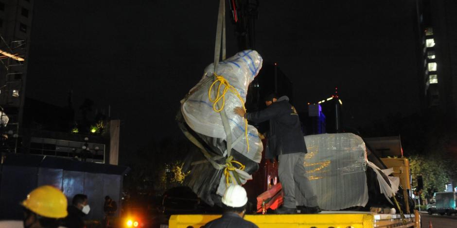 Personal del INAH y el gobierno de la CDMX retiran la estatua de Cristóbal Colón, en Reforma.