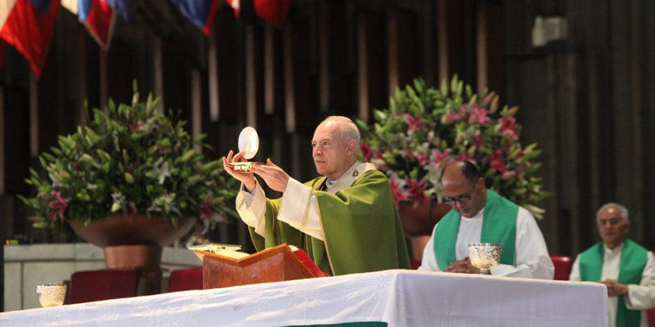 Carlos Aguiar Retes, arzobispo primado de México.