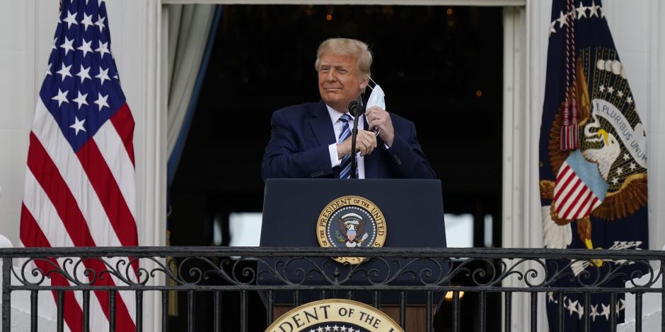 El presidente se retira su mascarilla para pronunciar un discurso desde el balcón del Salón Azul ante partidarios en Washington, ayer.