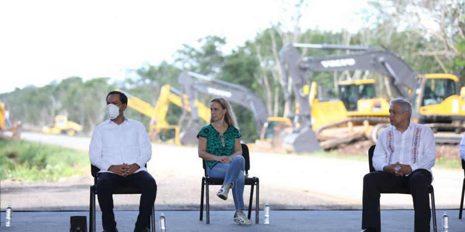 El gobernador Mauricio Vila Dosal encabezó junto al jefe del ejecutivo federal la supervisión de la obra del Tren Maya en el tramo Izamal-Cancún.