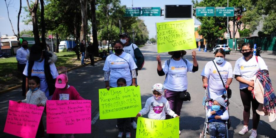 Pacientes y sus familiares protestan afuera del hospital La Raza, el mes pasado.