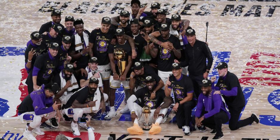 En la cima de la mano de LeBron James, Lakers vencen al Miami Heat; empatan a Celtics con 17 campeonatos; dedican el trofeo a Kobe Bryant