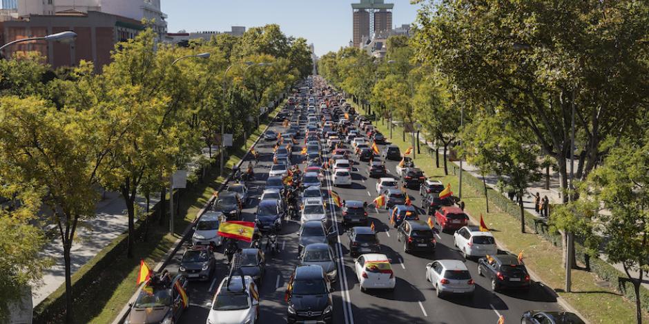 En el día de la hispanidad, una caravana de automóviles circuló por Madrid en protesta contra las restricciones que el gobierno español aplicó a la ciudad para contener la propagación del virus.