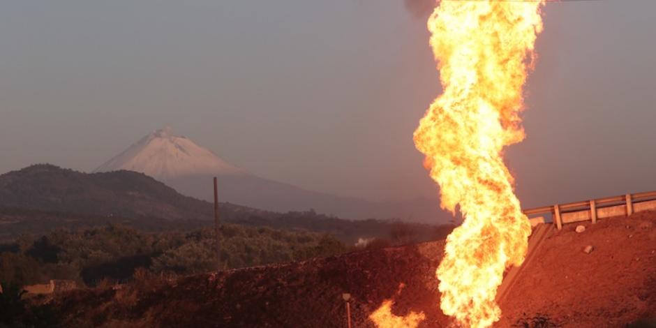 La explosión de un ducto de gas en Acajete, por extracción ilegal, en julio de 2018.