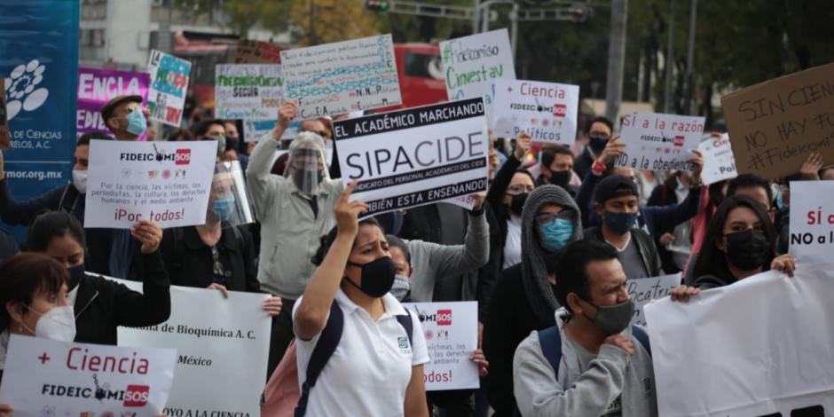 Académicos se manifestaron por la desaparición de los fideicomisos, el 13 de octubre de 2020.