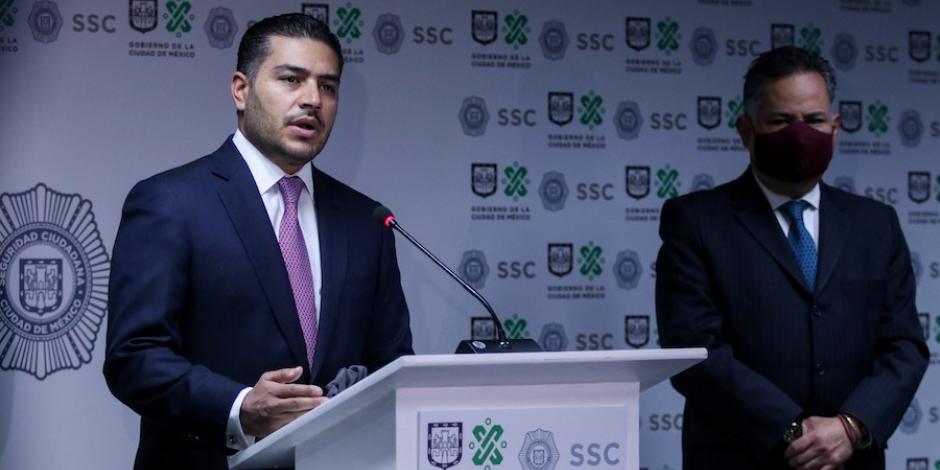 Omar García Harfuch (izq.), secretario de Seguridad CDMX, con Santiago Nieto, titular de la UIF, ayer.