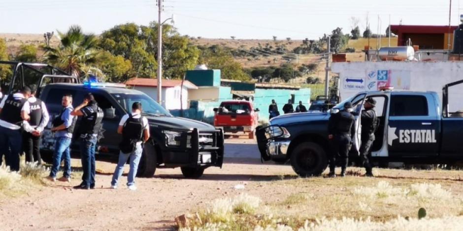 Policías estatales acordonan la escena del crimen, en el municipio de Calera, ayer.