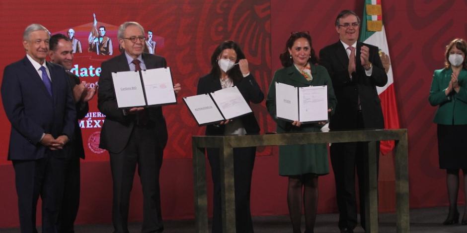 El Presidente, el titular de Hacienda, el secretario de Salud, Sylvia Varela, de AstraZeneca, Lizete de la Torre, de Pfizer, y el canciller, ayer en la firma.