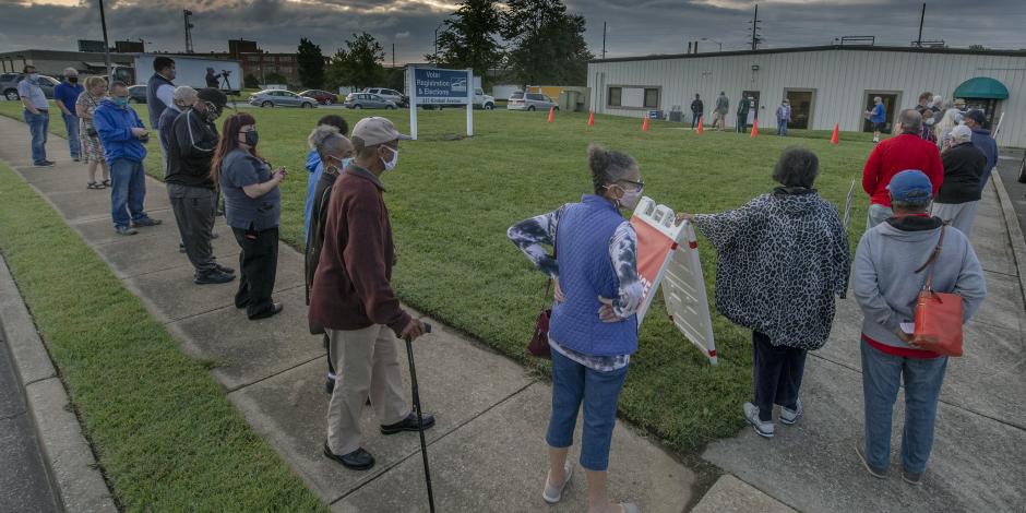 Votantes hacen fila en Roanoke, Virginia, para votar de manera adelantada antes de las elecciones de noviembre. 