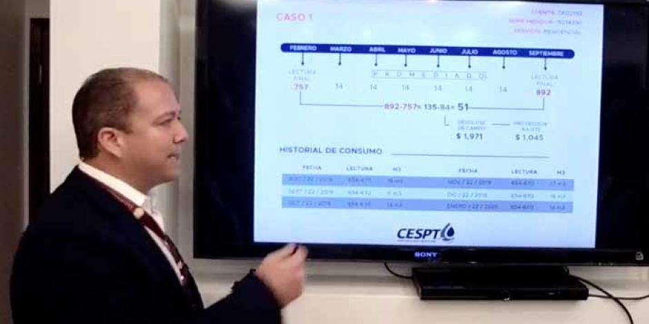 Juan Pablo Guerrero, subssecretario de la CESPT, explica los ajustes en los recibos del agua.