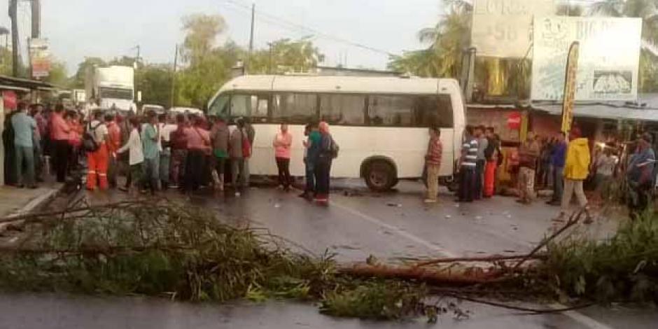 Pobladores afectados colocan ramas y troncos para bloquear el paso en carreteras de la entidad.