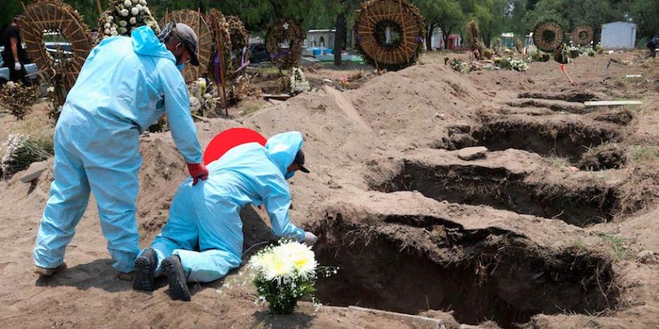 Sepultureros preparan la tumba de una víctima de Covid-19, en Xochimilco, en mayo.