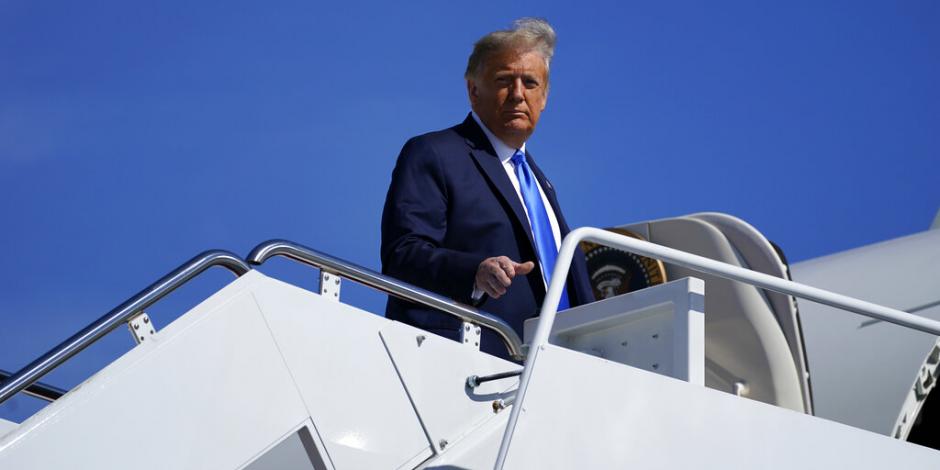 El presidente Donald Trump aborda el Air Force One.