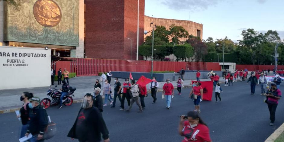 En la marcha, que desde la mañana bloqueó el Senado de la República y después se movilizó sobre la Avenida Juárez, también participa la Unión General de Trabajadores del México Nacional.