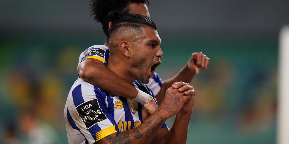 "Tecatito" Corona festeja su segundo gol con el Porto en la campaña.