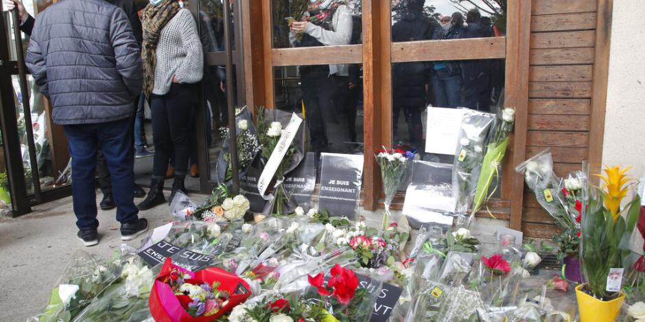 En la escuela donde trabajaba Samuel Paty, un maestro de historia asesinado, el sábado, fueron colocadas flores.