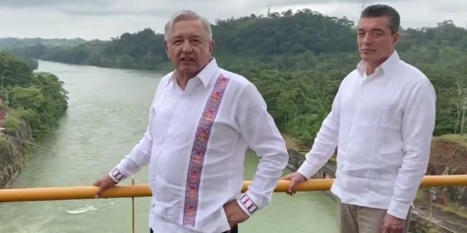 El Presidente Andrés Manuel López Obrador en la presa Peñitas