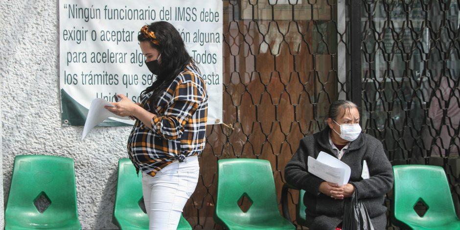 Una madre capitalina asiste a sus citas prenatales, en una clínica local, en mayo pasado.