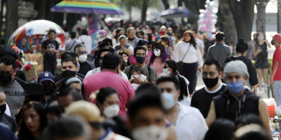 Personas caminan por la Avenida Reforma de la Ciudad de México, durante la pandemia del Covid-19.