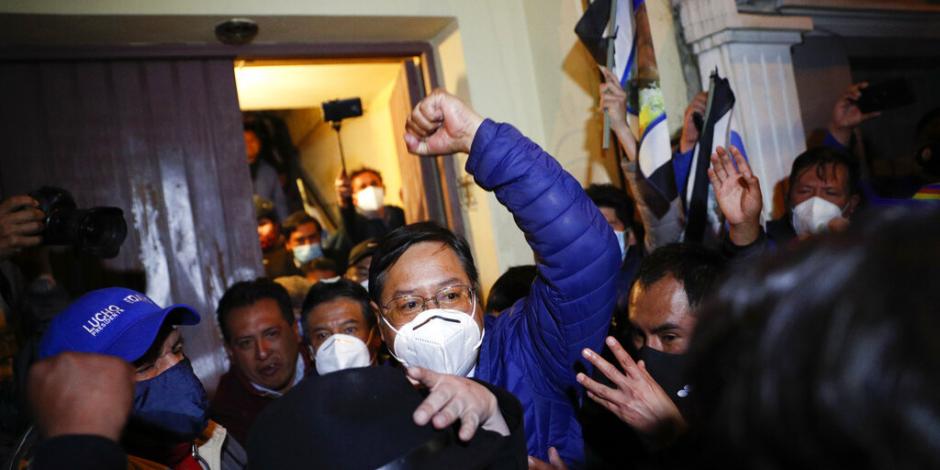 Luis Arce, candidato presidencial del partido Movimiento al Socialismo (MAS), está rodeado de simpatizantes después de realizar una conferencia de prensa en La Paz, Bolivia.
