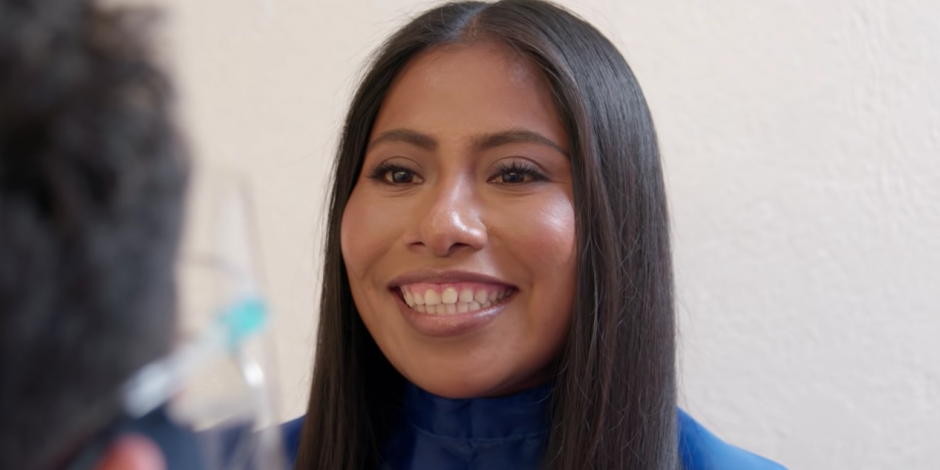 Yalitza Aparicio dona su cabello para apoyar a mujeres que padecen cáncer de mama.