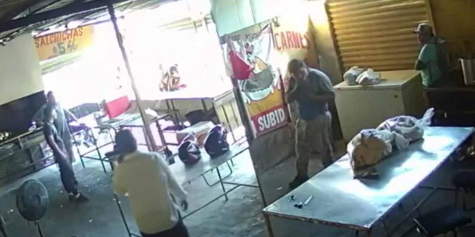 Trabajadores escuchan al delincuente (quien viste camisa blanca) que los amenaza, mientras hala presuntamente con su líder.