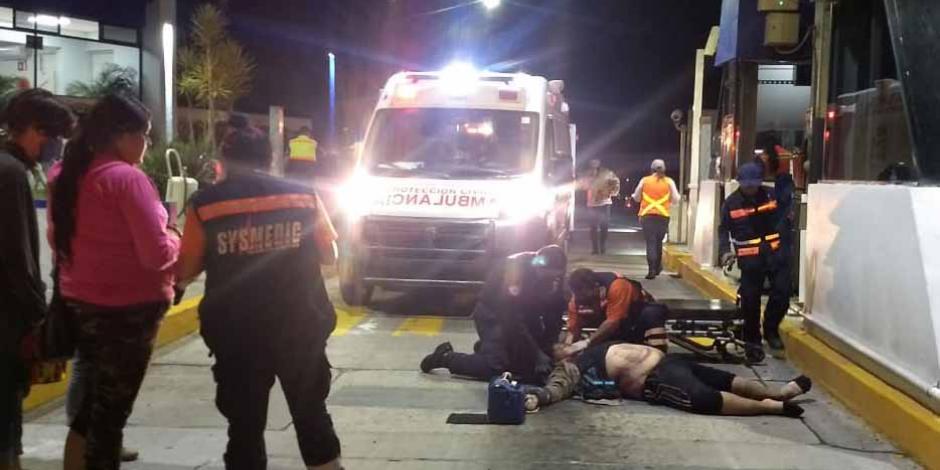 Paramédicos atienden a dos personas que fueron arrolladas en la caseta de Zinapécuaro.