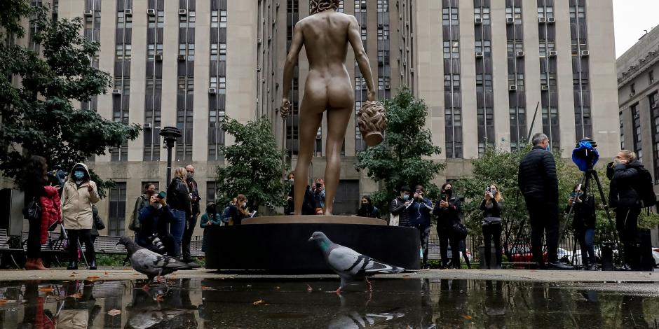 Medusa con la cabeza de Perseo, obra del artista Luciano Garbati, símbolo del #MeToo, fue colocada frente a tribunales, en Nueva York.