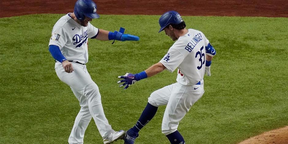 Jugadores de los Dodgers celebran una carrera