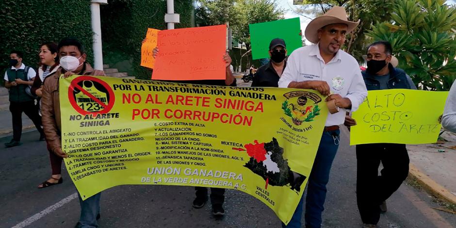 Ganaderos de Oaxaca protestan, ayer, contra el dispositivo. Marchas similares hubo en Guerrero y Morelos.