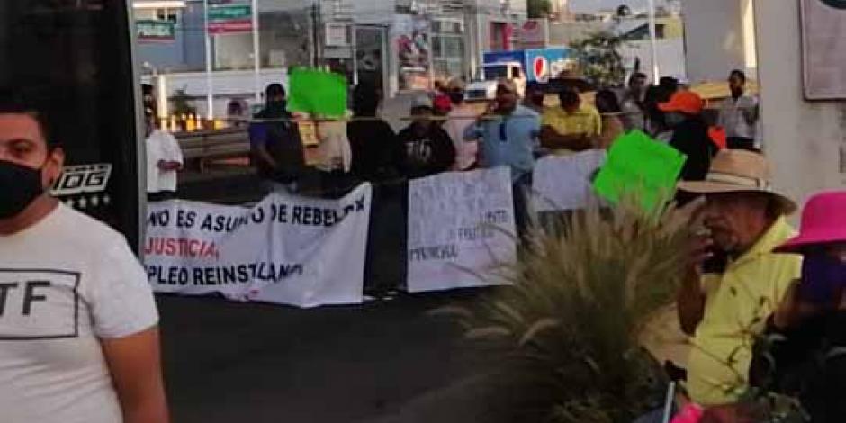 Personas despedidas del Ayuntamiento de Cuernavaca bloquean el paso a la región.