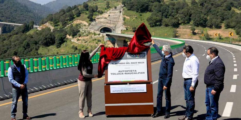 El gobernador Alfredo del Mazo (centro) inaugura la autopista Toluca-Naucalpan.