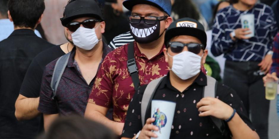 Habitantes de la Ciudad de México portando cubrebocas ante el temor del coronavirus.