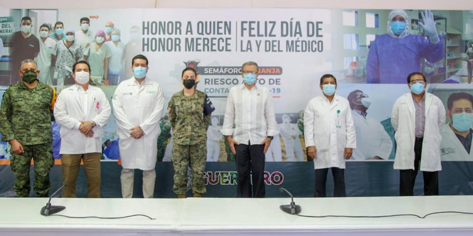 El Gobierno de Guerrero reconoció la labor de los médicos del estado, ayer.