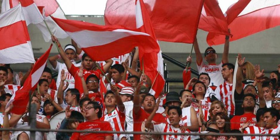Aficionados del Necaxa en el Estadio Victoria en un partido de la Liga MX.