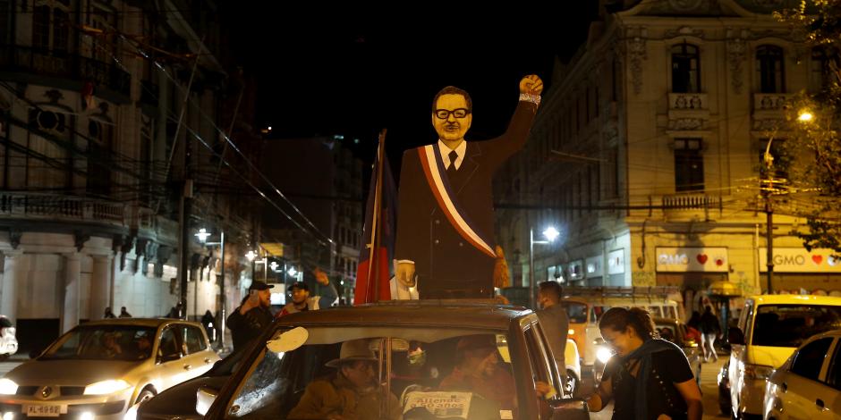 Chilenas y chilenos celebran que "Apruebo" ganara el plebiscito constitucional, un año después de las protestas sociales contra el neoliberalismo impuesto en los 70 en ese país.