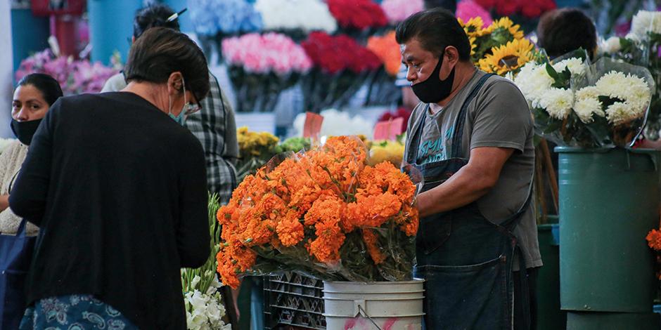 Un vendedor de la llamada Flor de los 20 pétalos ofrece sus ramos en el mercado Jamaica, la semana pasada.