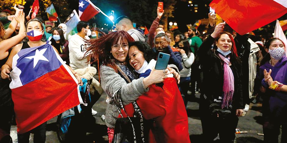 Chilenos festejan los resultados del referéndum en Valparaíso, ayer.