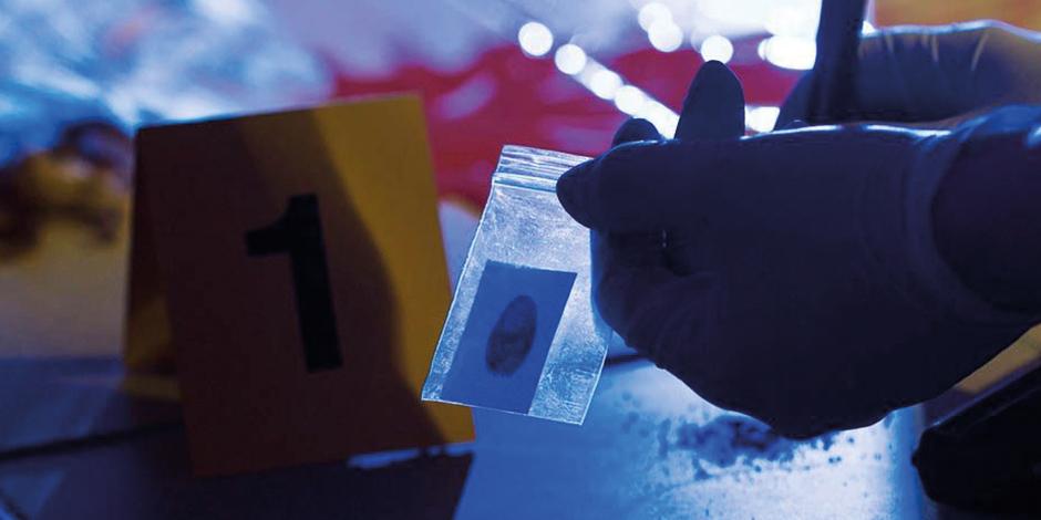 Escena de crimen siendo examinada por equipo forense