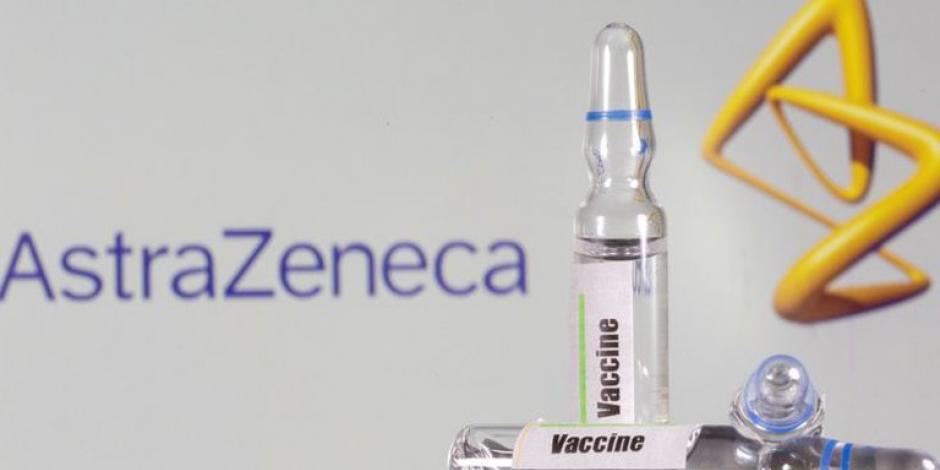 Un tubo de ensayo etiquetado con la vacuna delante del logo de AstraZeneca en una ilustración tomada el 9 de septiembre de 2020.